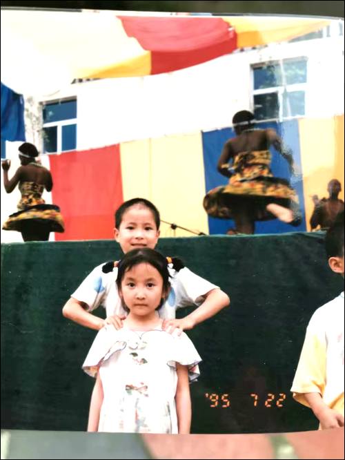 ����Ѱ��ĸ����Ӥ,1989���Ĵ��ɶ�ʧɢ,����ʱװ��һ��ֽ��������