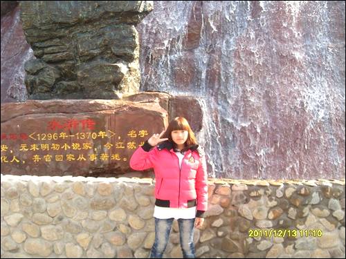 ����Ů��Ѱ��,1996�ڰ��հ���ʧɢ,һ����ݶ��Ա�һ��ֽ��װ����